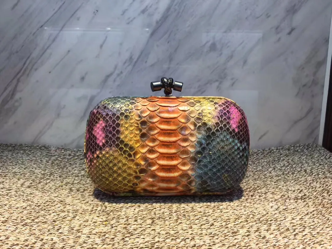 🔥🔥Model No. 8651🔥🔥This elegant clutch bag is one of the most popular handbags in woven bags. It is an interpretation of a classic design that was reintroduced in 2001. Since its launch, the Knot clutch has exhibited exquisite craftsmanship and integrated different styles from low-key to flamboyant. Each new Knot product demonstrates the irresistible and timeless charm of this classic handbag. This luxurious handbag features the signature braided rope buckle and is crafted from rare yellow-ringed forest snake and water snake skins. More charming and luxurious texture. Size: Small 16.5cm